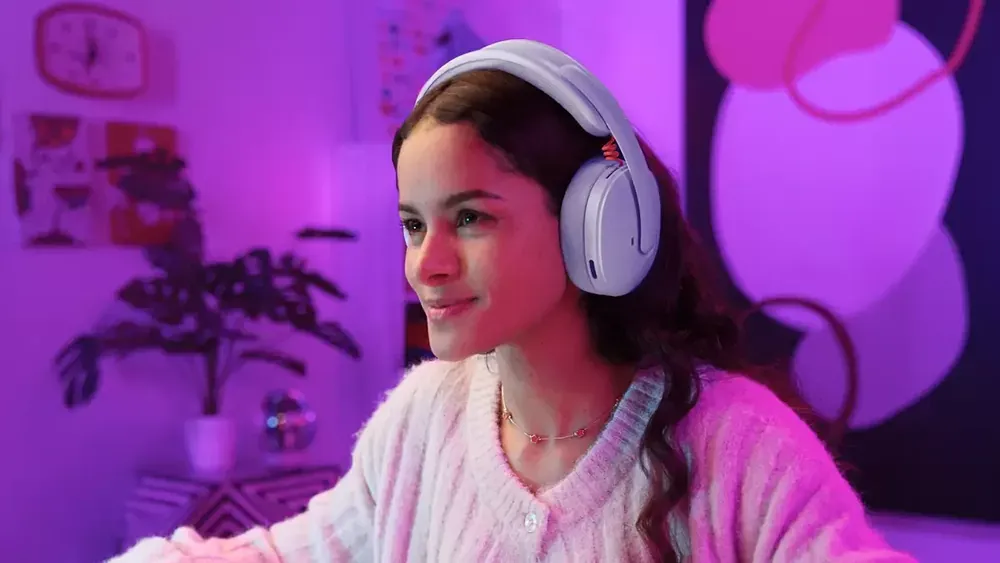 Jugadora usando el Logitech G325 blanco en una sesión de juego