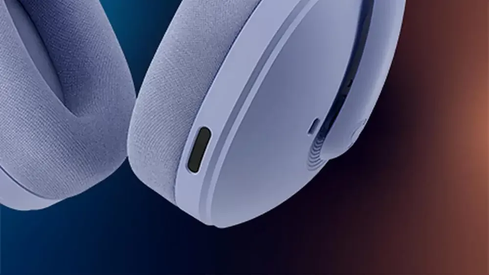 Detalle de las copas del Logitech G325, con su tejido y el puerto de carga