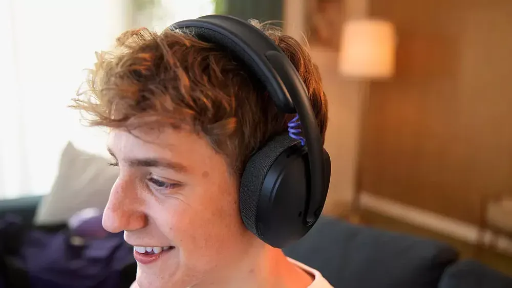 Persona usando el Logitech G325 negro, con almohadillas de espuma viscoelástica