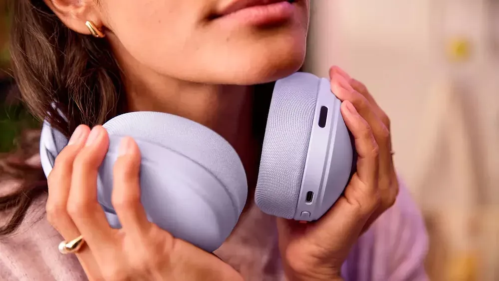 Persona con el Logitech G325 apoyado alrededor del cuello, en uso diario