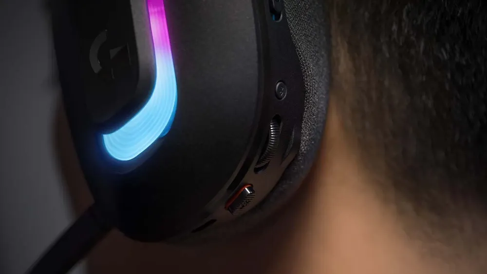 Jugador con los Logitech G522 negros frente al PC