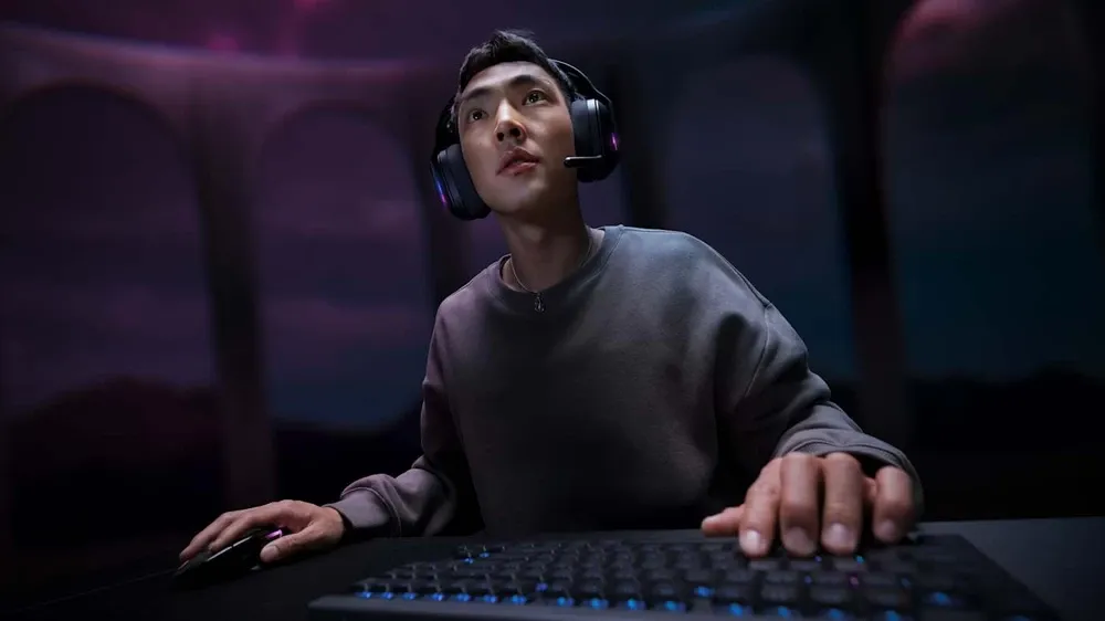 Jugador con los Logitech G522 blancos y el micrófono puesto
