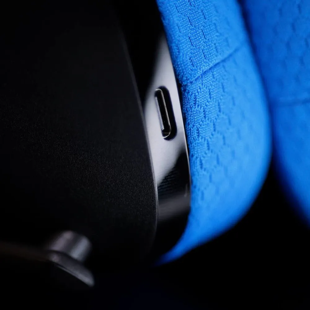 Detalle del puerto USB-C y las almohadillas azules del Logitech G535 LIGHTSPEED en su versión negro con azul