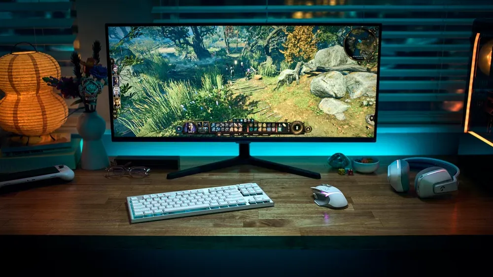 Logitech G915 X TKL blanco en un escritorio