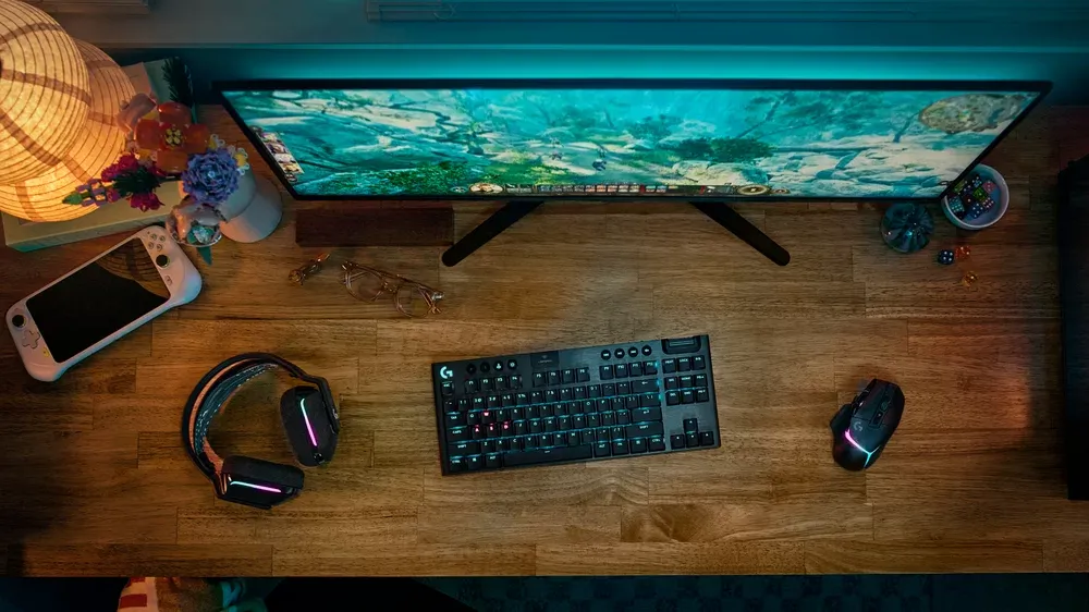 Logitech G915 X TKL negro en un escritorio gamer