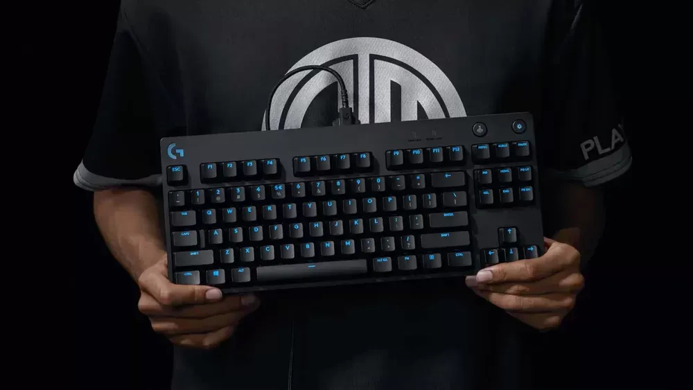 Formato TKL del Logitech G PRO sostenido con una mano