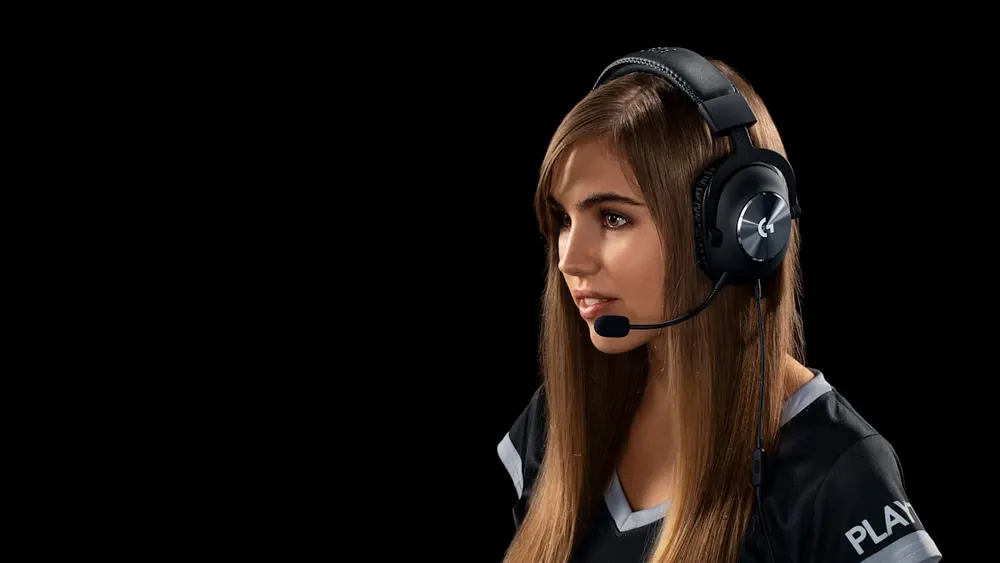 Jugadora usando los audífonos gamer Logitech G PRO X con el micrófono desmontable