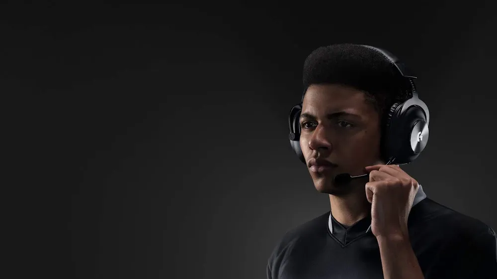 Jugador usando el micrófono del Logitech G PRO X Wireless