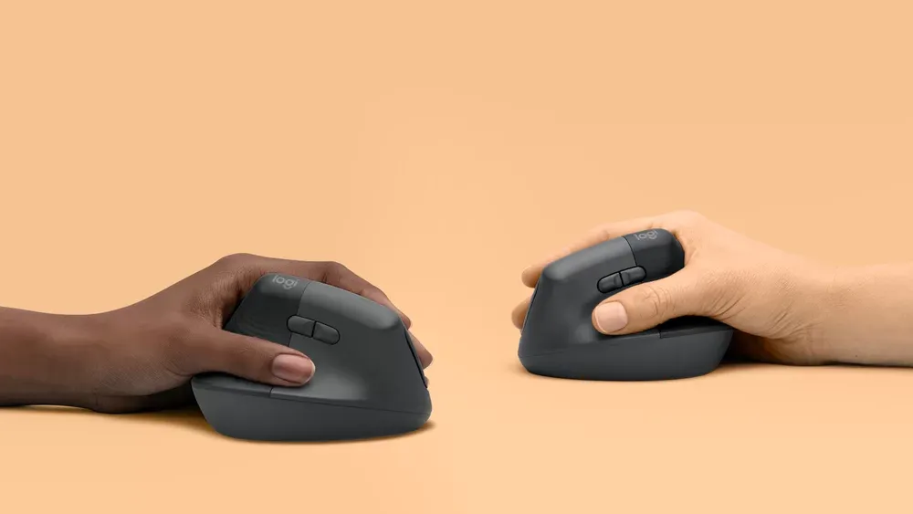 Dos Logitech Lift en uso, uno con la mano derecha y otro con la izquierda