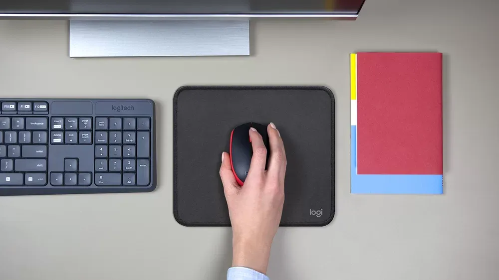 Escritorio visto desde arriba con teclado y mouse inalámbrico