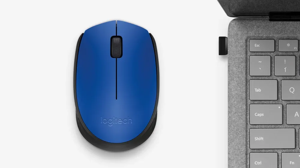 Logitech M170 azul junto a un notebook