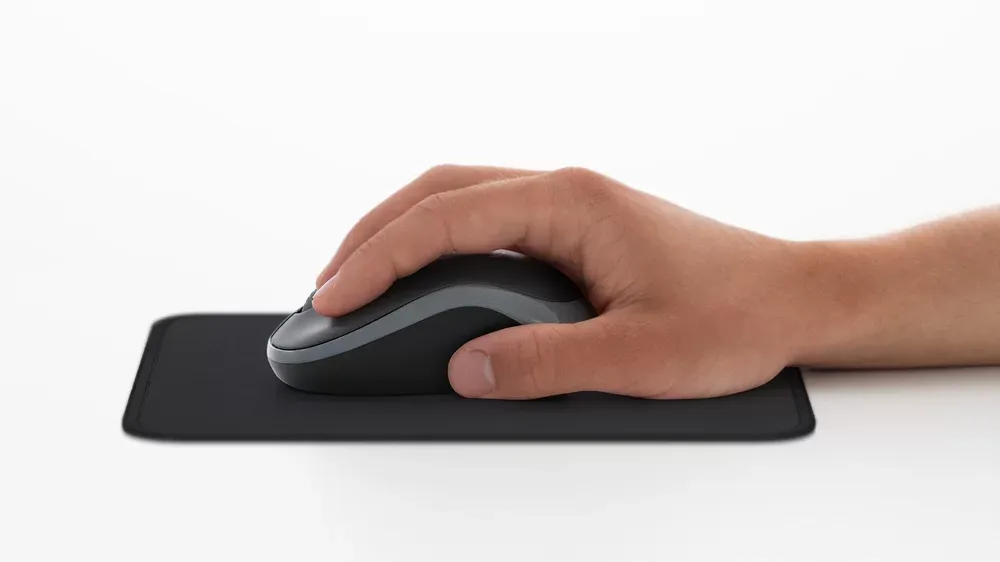 Mano usando el Logitech M185 gris