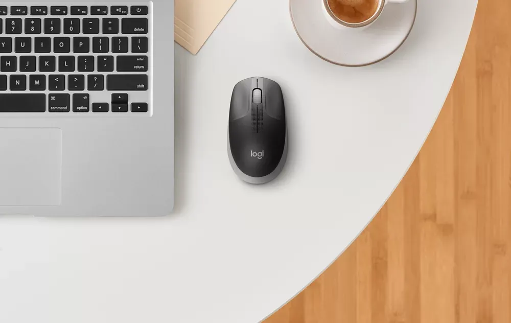 Logitech M190 grafito junto a un notebook