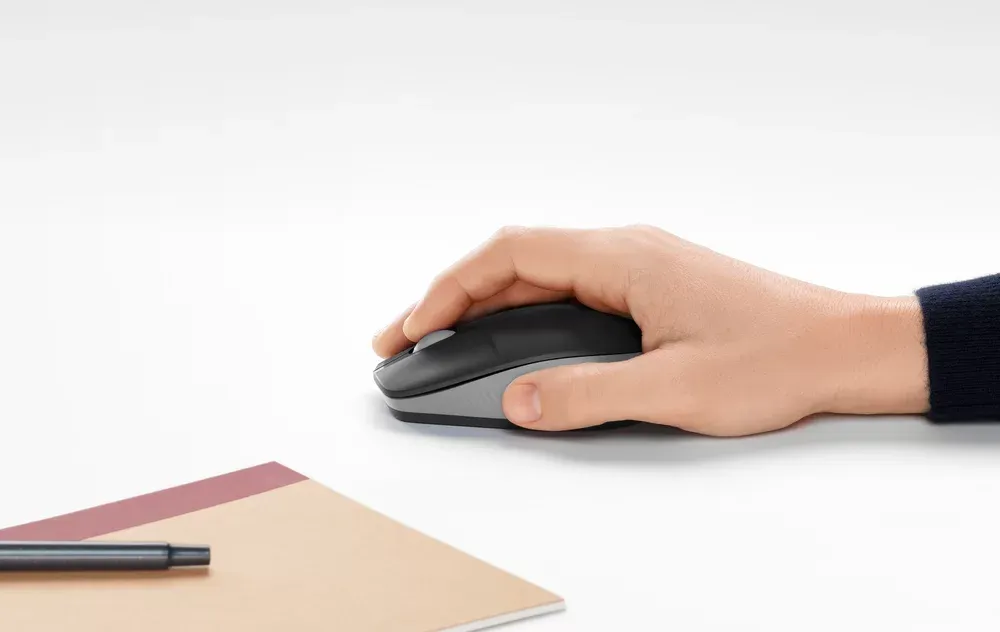 Mano usando el Logitech M190 grafito sobre un escritorio