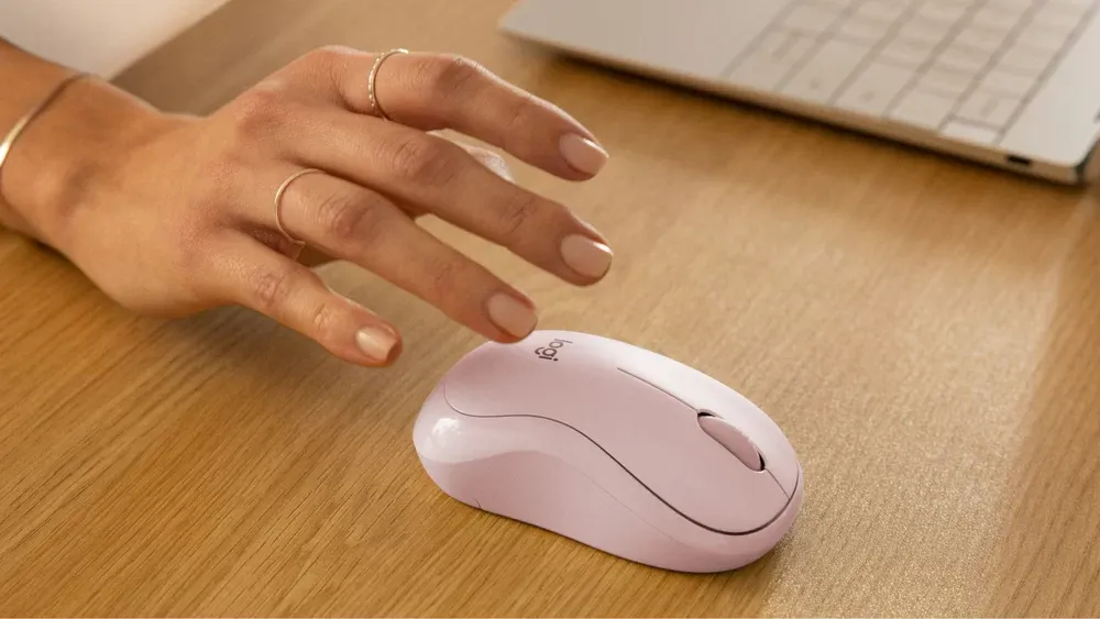Mano usando el Logitech M240 Silent rosado