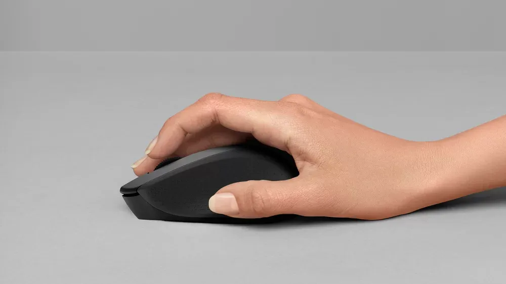 Mano usando el Logitech M280 negro