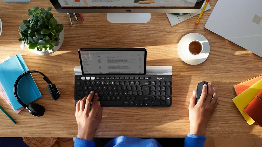 Logitech M720 Triathlon en un escritorio