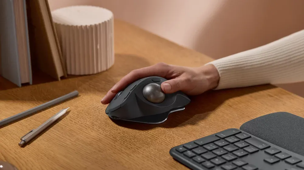 Mano usando el trackball Logitech MX Ergo S
