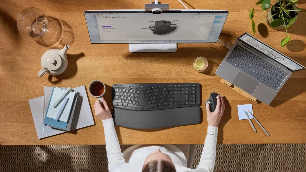 Escritorio con el Logitech MX Ergo S y un teclado
