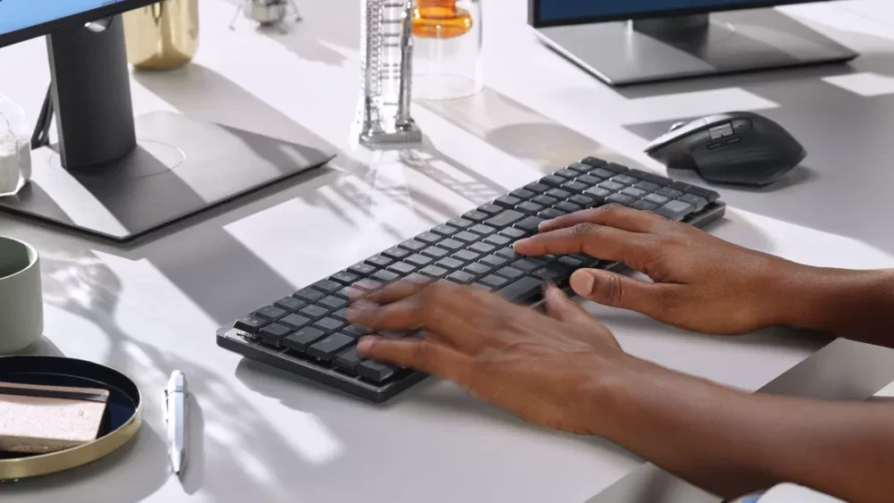 Persona escribiendo en el Logitech MX Mechanical