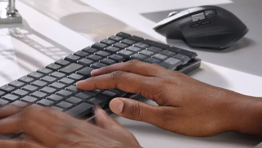 Manos escribiendo en el Logitech MX Mechanical