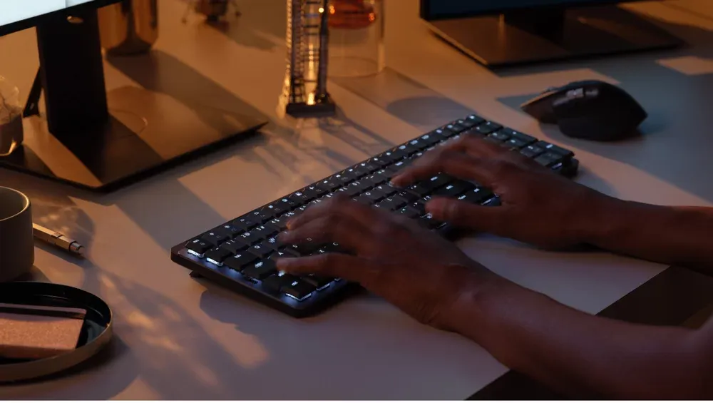 Logitech MX Mechanical con la retroiluminación encendida