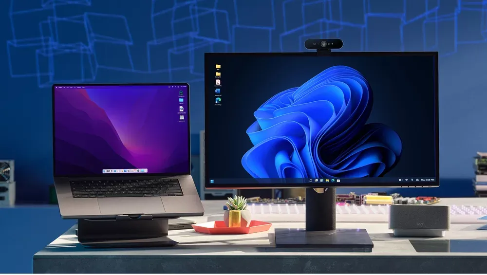 Logitech MX Mechanical con un notebook y un monitor