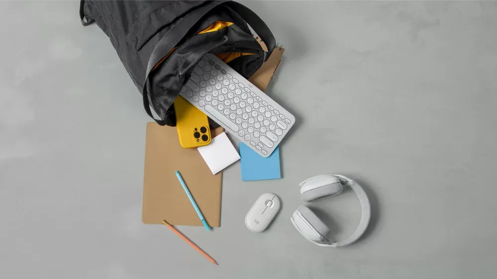 Logitech Pebble Mouse 2 M350s en un escritorio