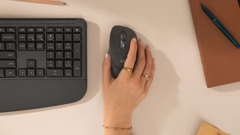 Mano usando el Logitech Signature Comfort Plus M850 L