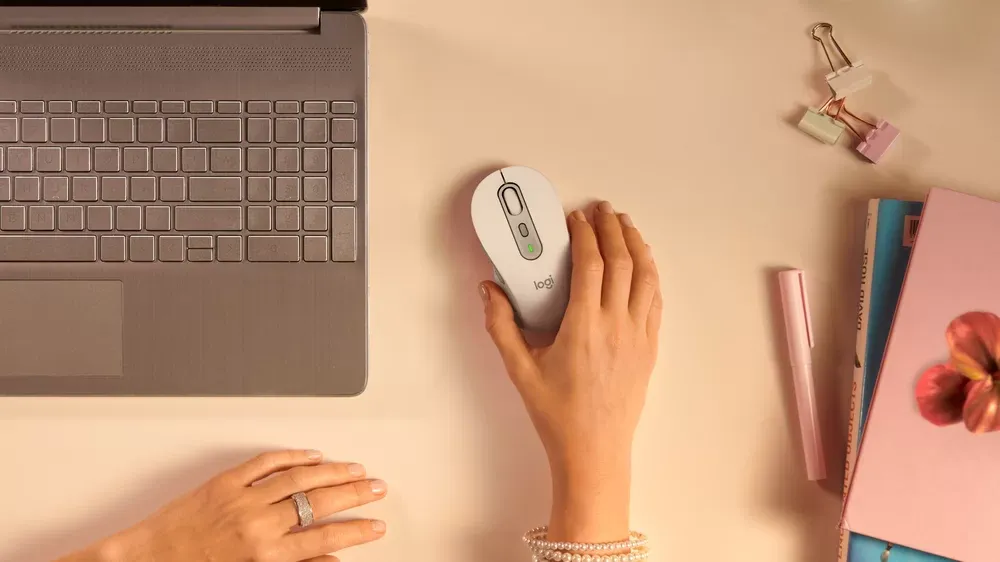 Mano usando el Logitech Signature M650 blanco