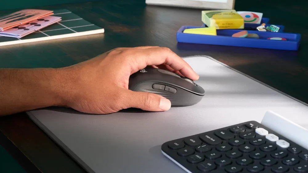 Logitech Signature M650 L para zurdos en uso