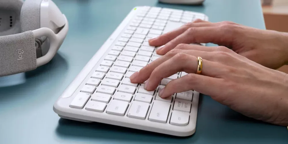 Escribiendo en el Logitech Signature Slim K950 blanco