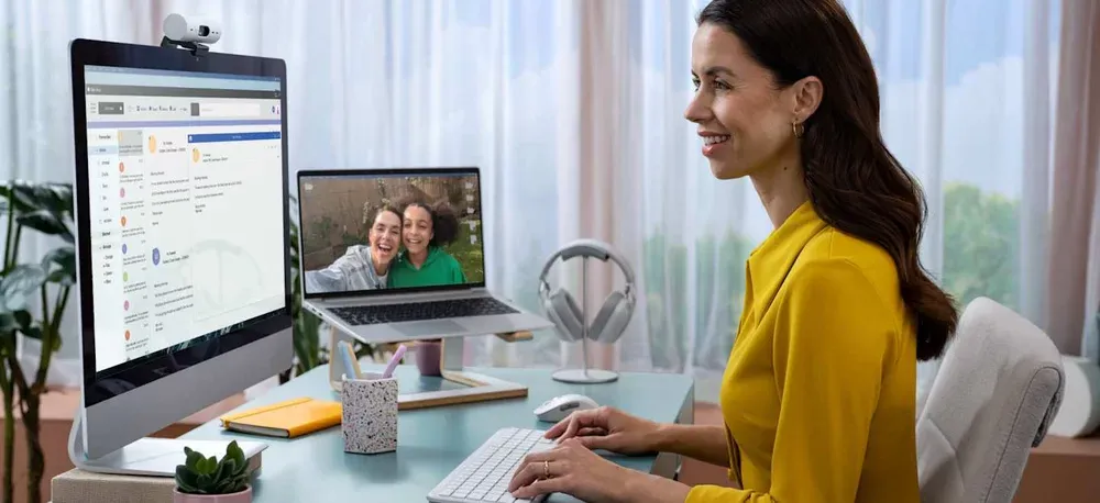 Logitech Signature Slim K950 en un escritorio de trabajo