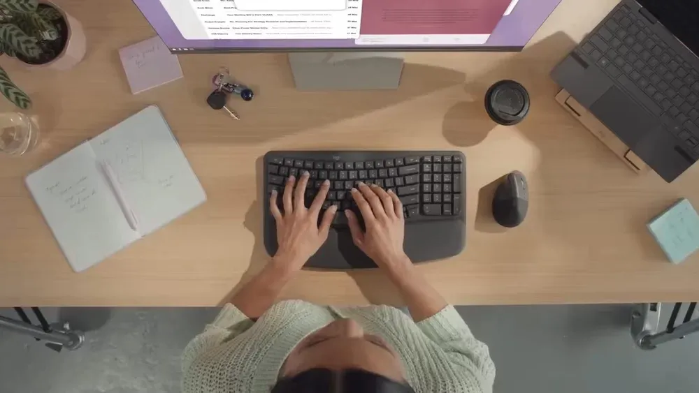 Logitech Wave Keys en uso sobre un escritorio