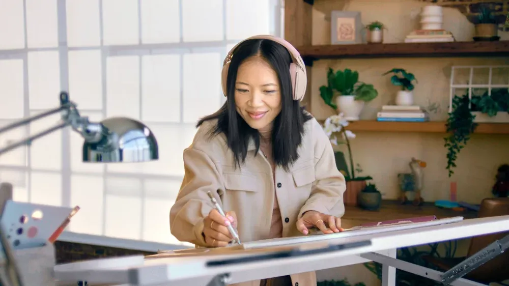 Mujer trabajando con los Logitech Zone Vibe 100
