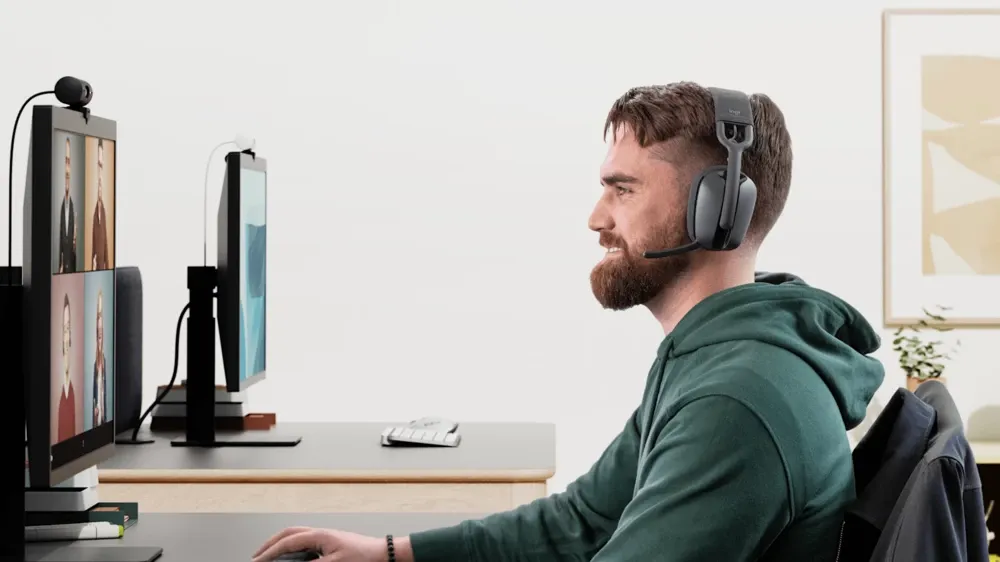 Hombre en una videollamada con los audífonos Logitech Zone Vibe Wireless grafito