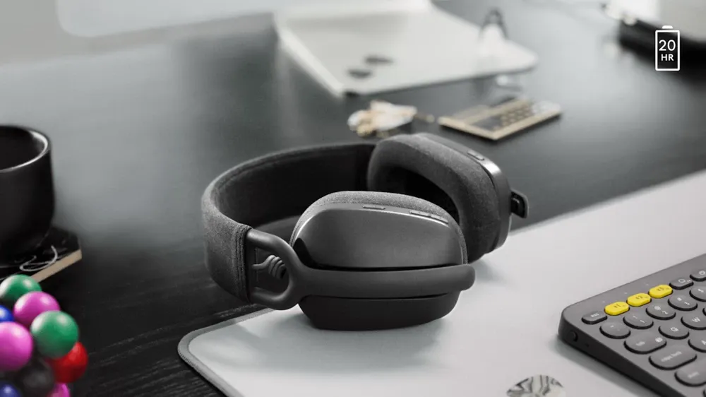 Audífonos Logitech Zone Vibe Wireless grafito sobre un escritorio