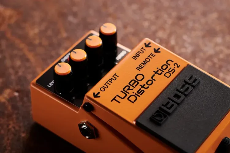 BOSS DS-2 Turbo Distortion – Tono activo y cambio de modo con el pie