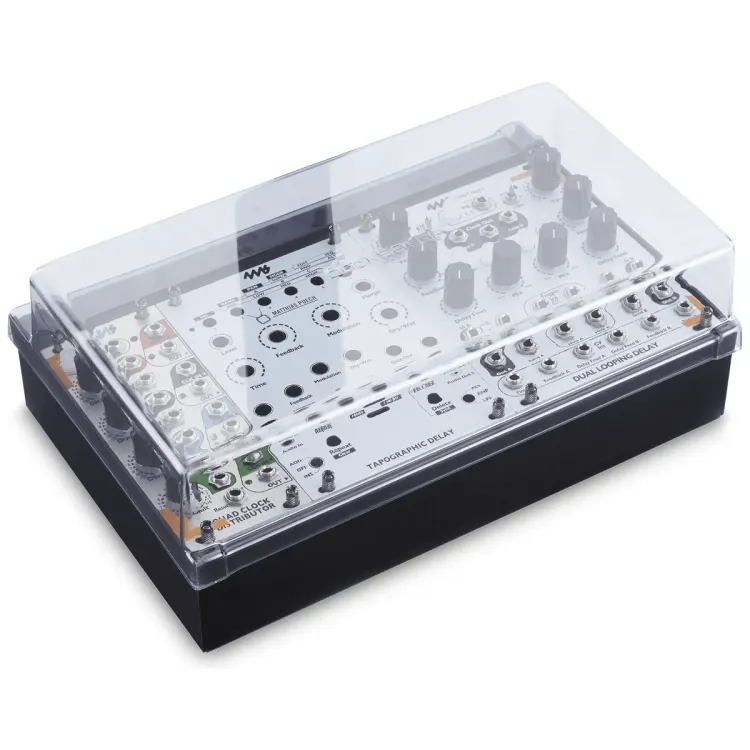Tapa Decksaver puesta sobre el 4ms Pod48X, vista en tres cuartos