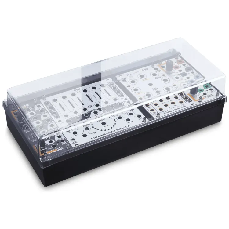 Tapa Decksaver puesta sobre el 4ms Pod64X, vista en tres cuartos