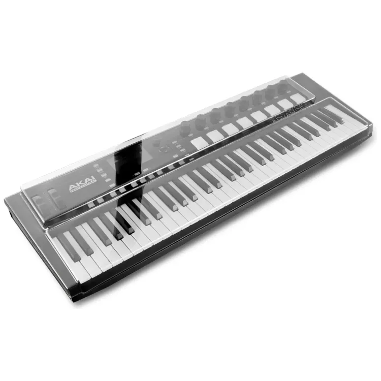 Tapa Decksaver puesta sobre el Akai Advance 61, vista en tres cuartos