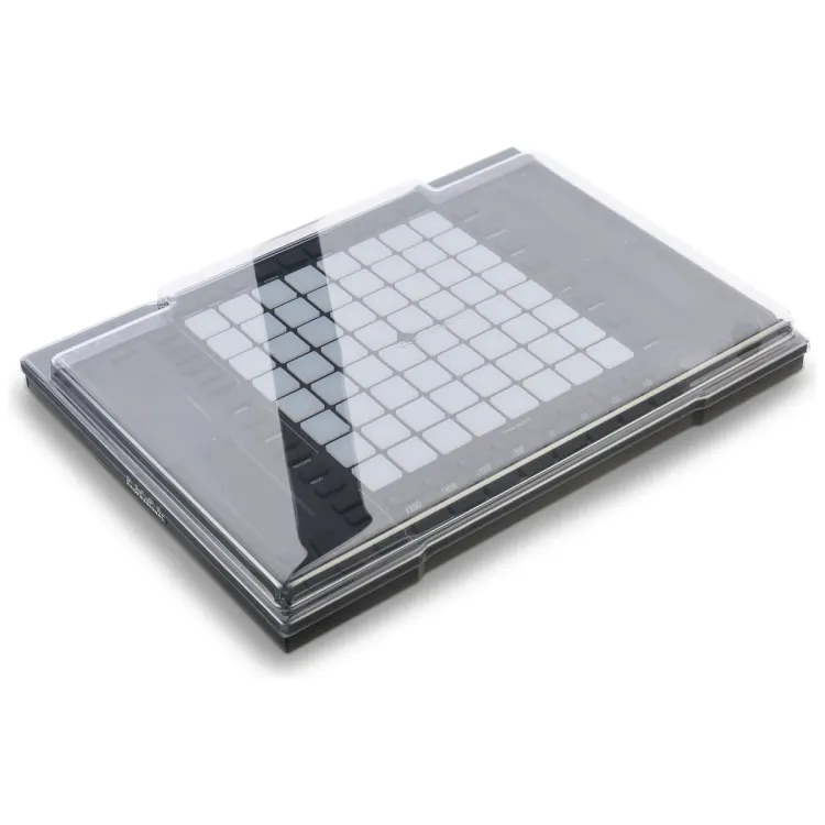 Tapa Decksaver puesta sobre el Akai APC64, vista en tres cuartos