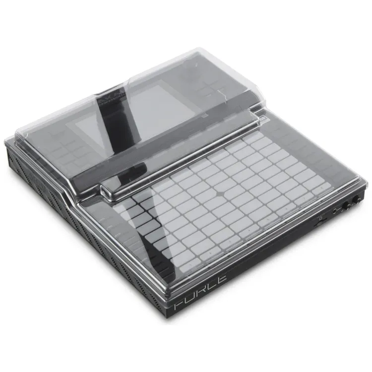 Tapa Decksaver puesta sobre el Akai Force, vista en tres cuartos