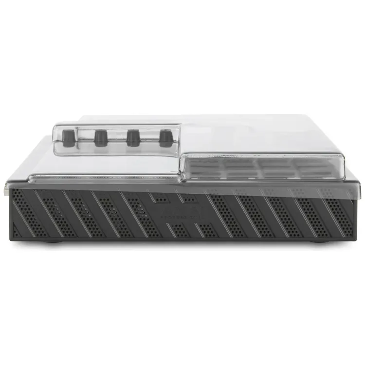 Perfil lateral de la tapa Decksaver sobre el Akai MPC One