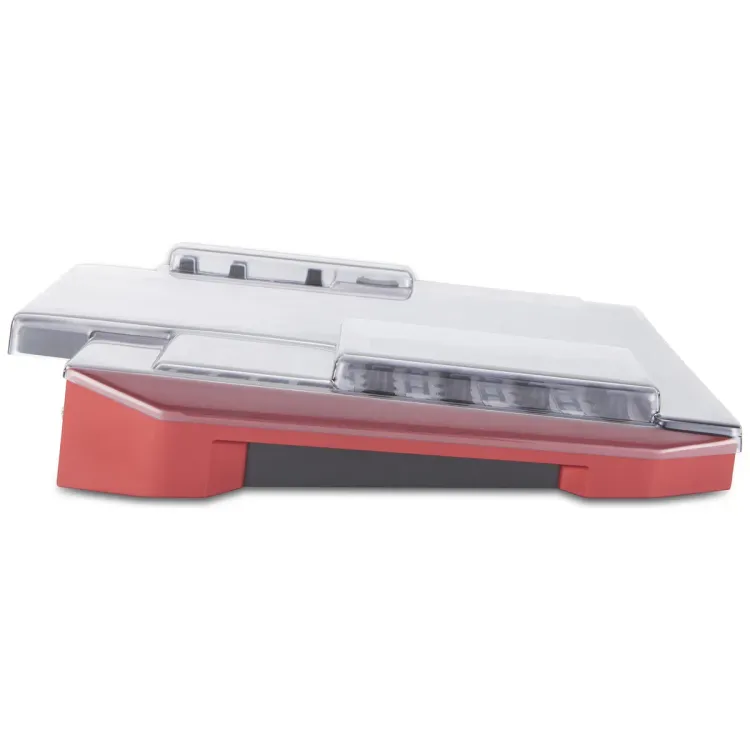Perfil lateral de la tapa Decksaver sobre el Akai MPC X