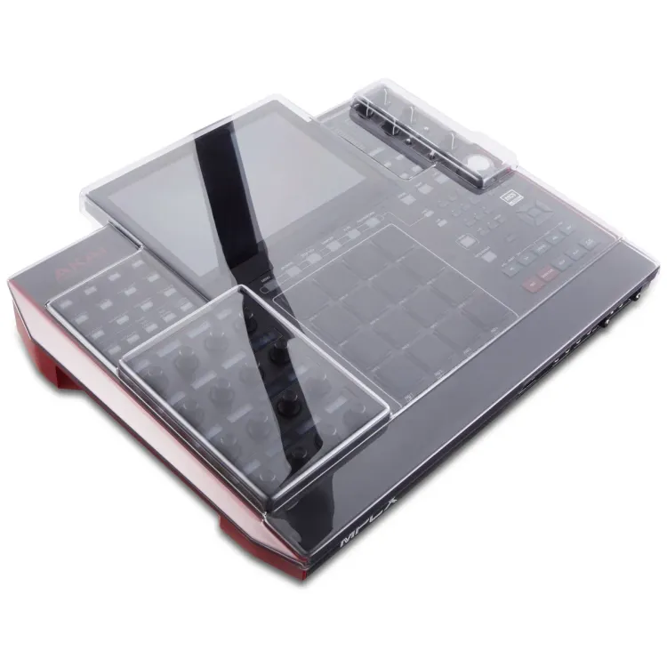 Tapa Decksaver puesta sobre el Akai MPC X, vista en tres cuartos