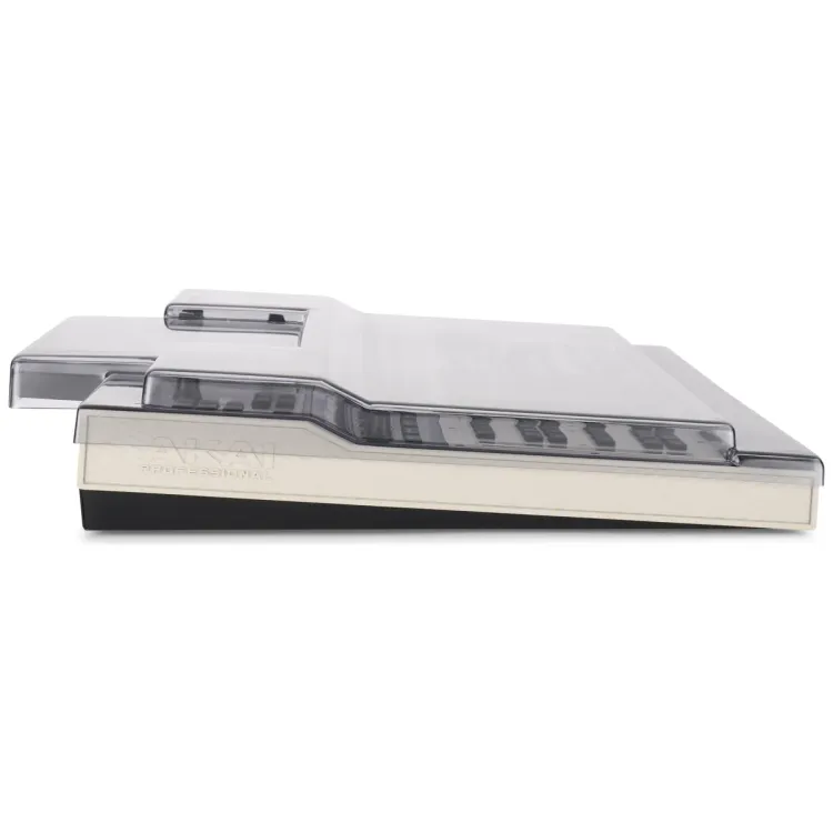 Perfil lateral de la tapa Decksaver sobre el Akai MPC XL