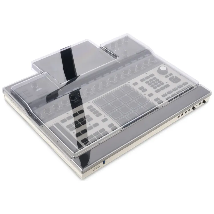 Tapa Decksaver puesta sobre el Akai MPC XL, vista en tres cuartos