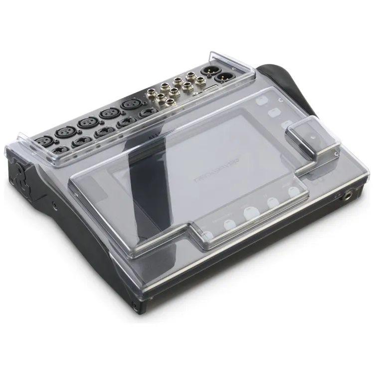 Tapa Decksaver puesta sobre el Allen & Heath CQ-12T, vista en tres cuartos