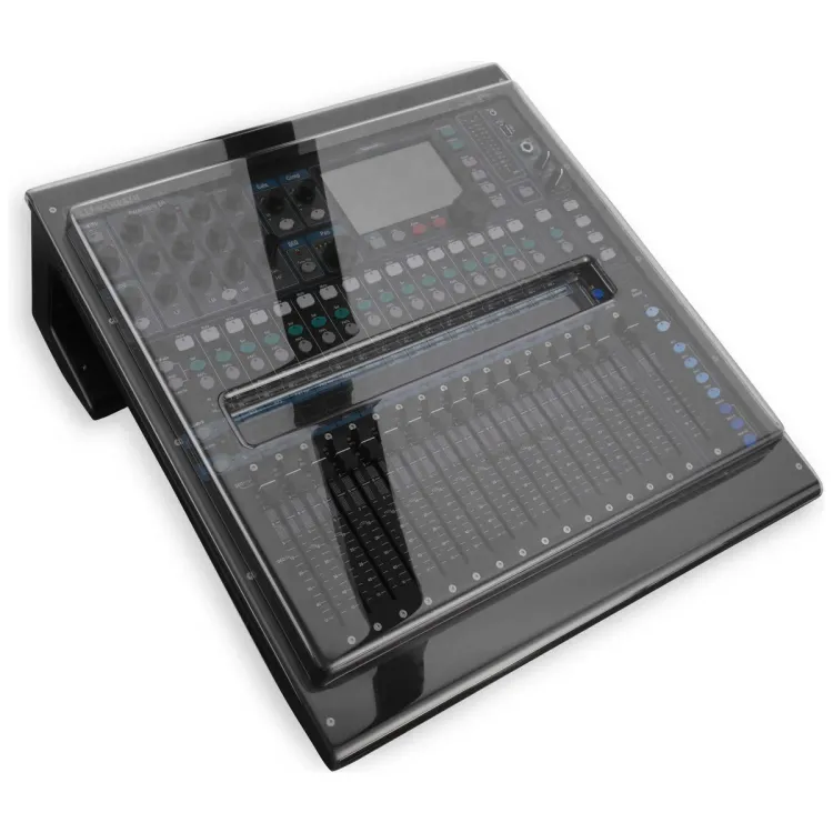 Tapa Decksaver puesta sobre el Allen & Heath Qu-16, vista en tres cuartos